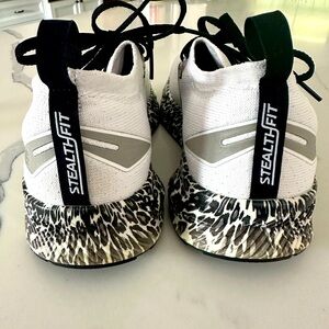 Brooks women sneakers- Levitate StealthFit 6